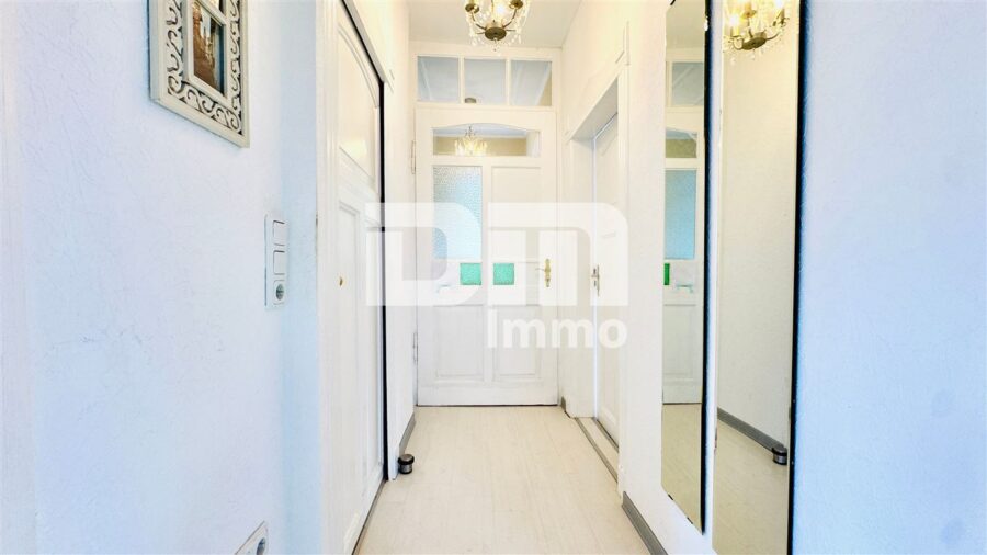 Sanierter Wohntraum mit Garten / Terrasse und 2 Garagen + vielen Extras - OG / DG Flur / Diele